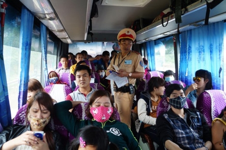 Xe khách nhồi nhét sẽ bị phạt đến 80 trie