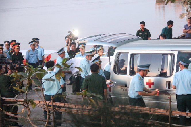 Thăng quân hàm cho phi công Trần Quang Khải