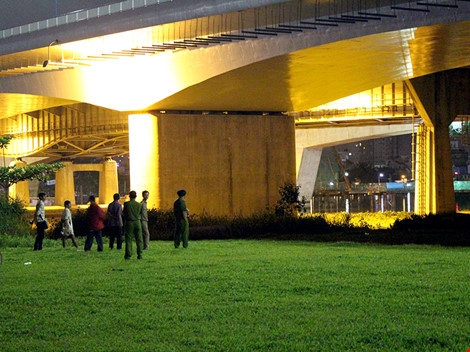 Người đàn ông rơi từ cầu Sài Gòn xuố