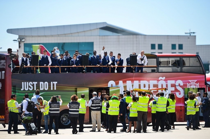 6 Sân bay Lisbon chìm trong biển người đón