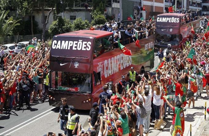 8 Sân bay Lisbon chìm trong biển người đón