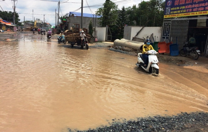 2 Bể ống cấp nước, nhiều nhà dân bị 