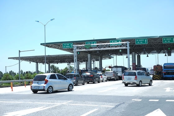 Xe qua các trạm thu phí không dừng sẽ phải