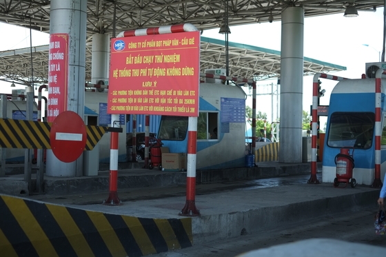 Xe qua các trạm thu phí không dừng sẽ phải