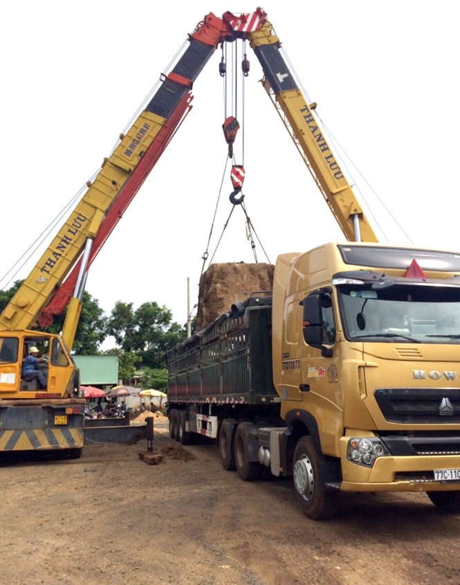 ​Xe tải trọng 40 tấn, chở… 100 tấn