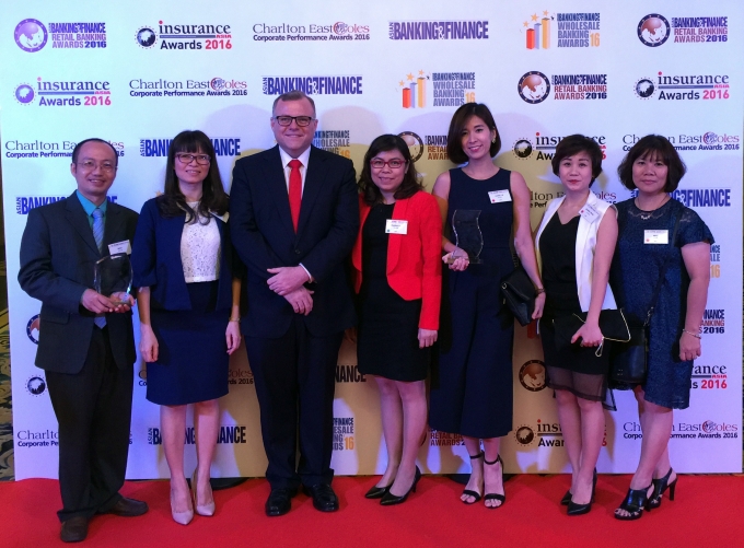 Dai dien BIDV nhan giai thuong