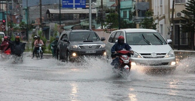 Mưa bão tại Hà Nội, Uber, Grab tăng giá “k
