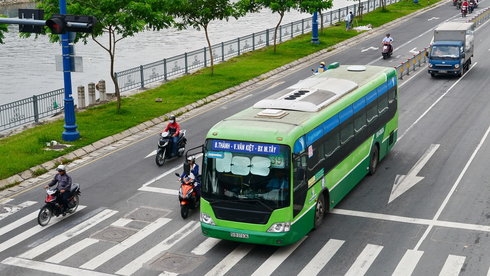 ​Người dân lo sợ chen lấn, móc túi trên