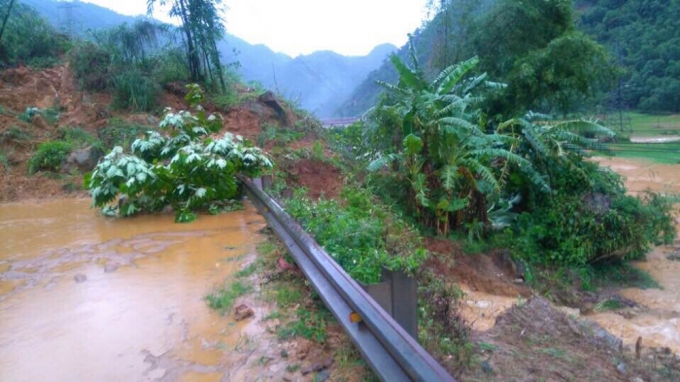 Mưa lũ gây sạt lở quốc lộ 6, làm 4 ngư