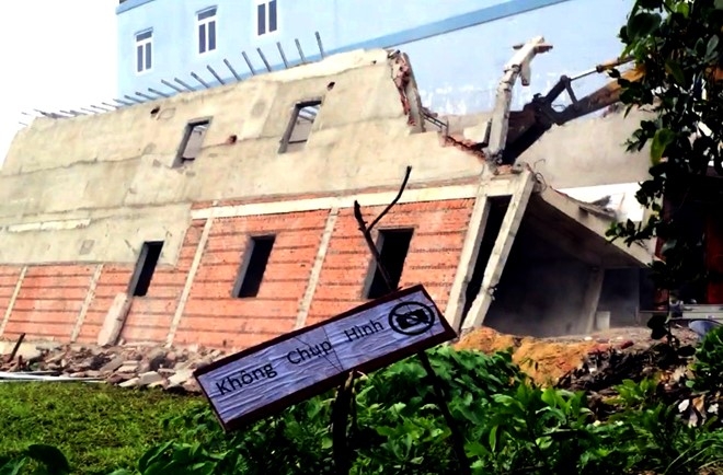 Nhà 2 tầng đang xây ở Sài Gòn đổ sập l