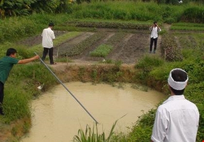 Rơi xuống hố trữ nước, 3 em nhỏ tử vo