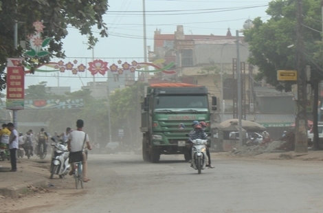 2 Xe quá tải lộng hành, đất An Nông chìm 