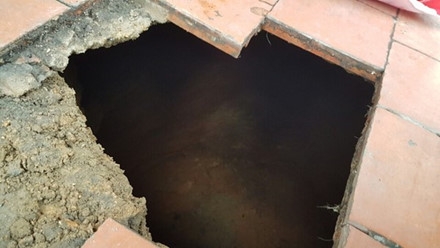 Xuất hiện hố ‘tử thần’ sâu 5m, di dời