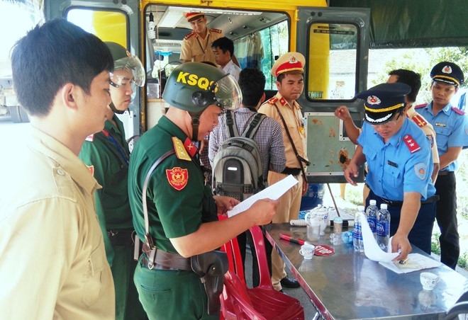 Bị CSGT chặn xe, tài xế xe quân đội trố