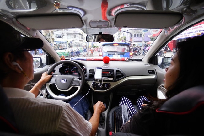 2 Uber cù nhầy, chủ xe bối rối