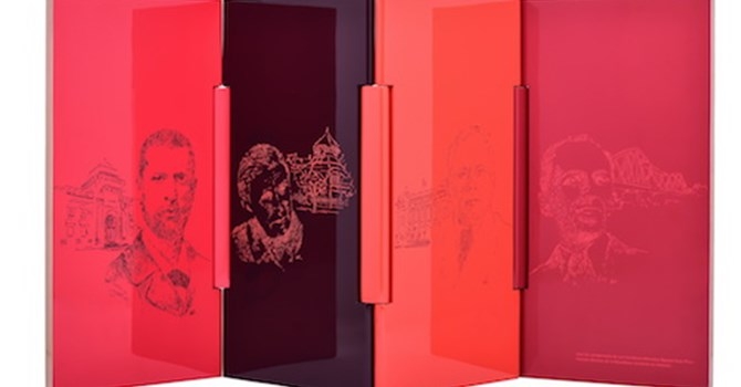 Thủ tướng Nguyễn Xuân Phúc tặng Tổng thống Pháp mó