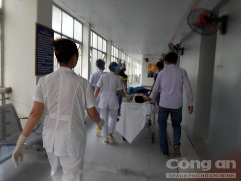 2 Nổ lốp xe khách như bom, một thanh niên