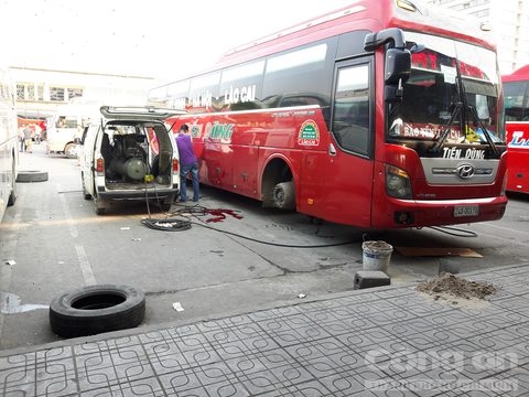 Nổ lốp xe khách như bom, một thanh niên b