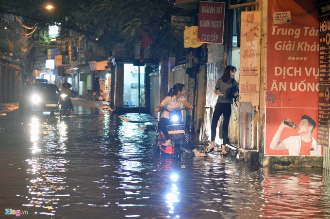 11 Người Hà Nội lội bì bõm sau cơn mưa rào