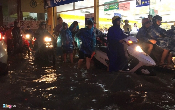 2 Người Hà Nội lội bì bõm sau cơn mưa rào