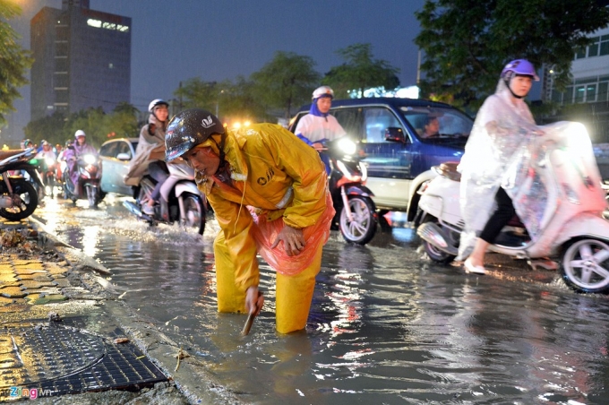 6 Người Hà Nội lội bì bõm sau cơn mưa rào