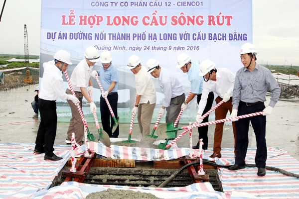 Hợp long cây cầu đầu tiên của cao tốc H