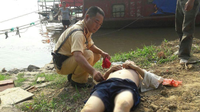 CSGT đưa canô cứu người đàn ông nhảy cầu tự vẫn