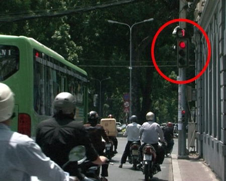  Đèn đỏ rẽ phải bị phạt- Việt Nam lại ngu