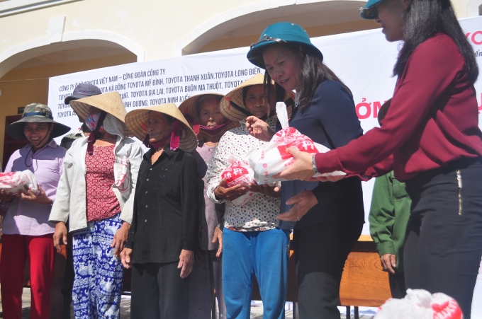 Bà Đoàn Thị Yến trao quà cho người dân t