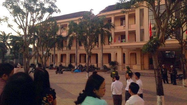 2 Cần cẩu đổ sập xuống sân trường, n