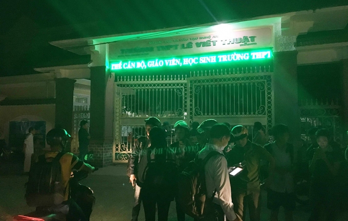 3 Cần cẩu đổ sập xuống sân trường, n