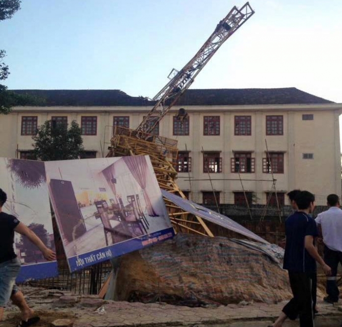 Cần cẩu đổ sập xuống sân trường, nam