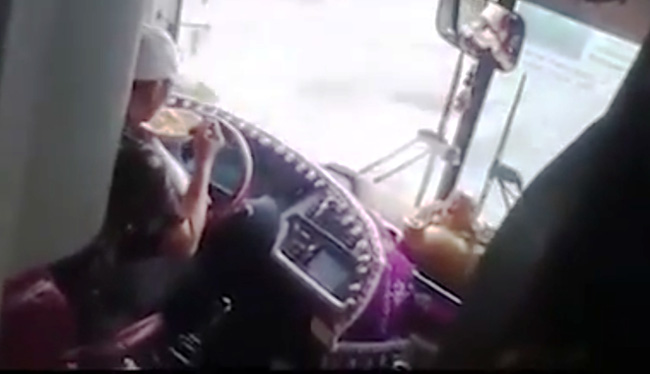 Tài xế buông hai tay ăn mì trong khi lái xe