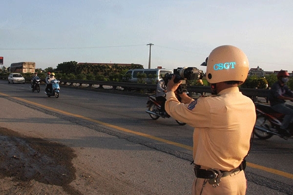 Không chấp hành dừng xe khi chạy quá tốc độ bị xử 