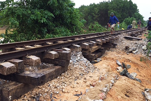 Đường sắt Nha Trang xói lở, hơn 400 khác