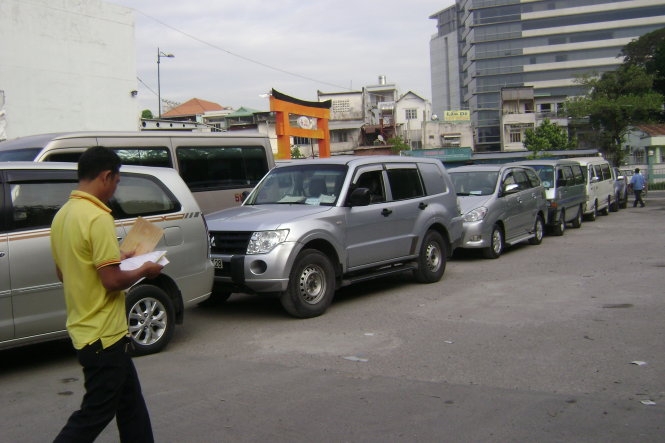 Dân đua nhau mua ô tô ăn Tết, nhiều trạm đăng kiểm