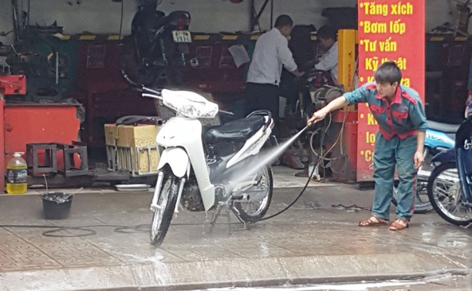 Phớt lờ lệnh cấm, dịch vụ rửa xe ngang nhiên xâm c