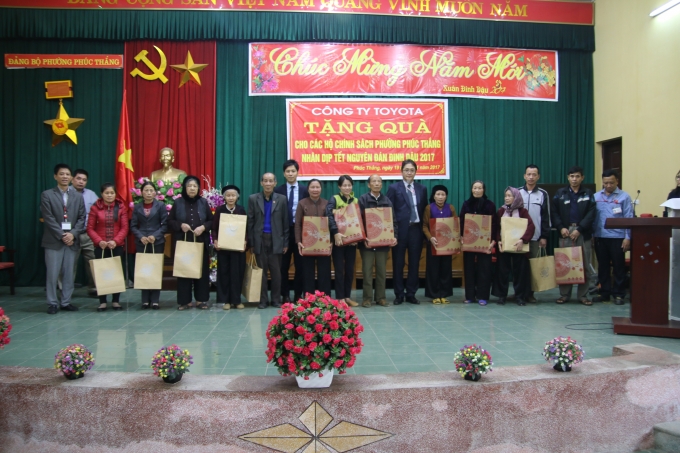 Đại diện TMV trao quà Tết (2)