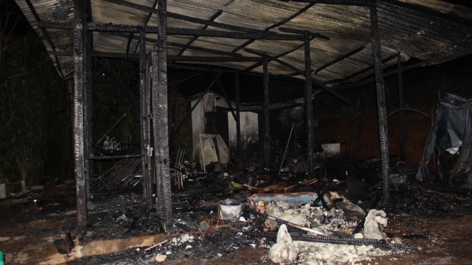 2 Nấu bánh chiều 29 Tết, 2 cháu nhỏ chế