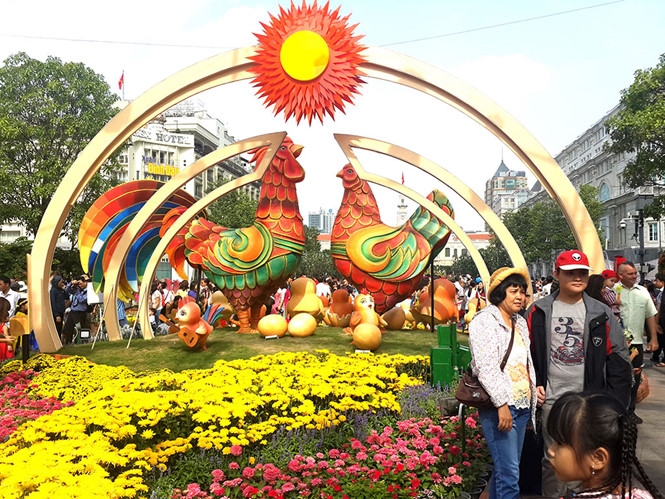 Đường hoa Nguyễn Huệ duy trì thêm một n