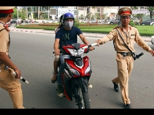 Đi vào đường cong, không bật đèn xi nhan c