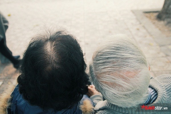 11 Ấm áp những cặp đôi cao tuổi sánh bu