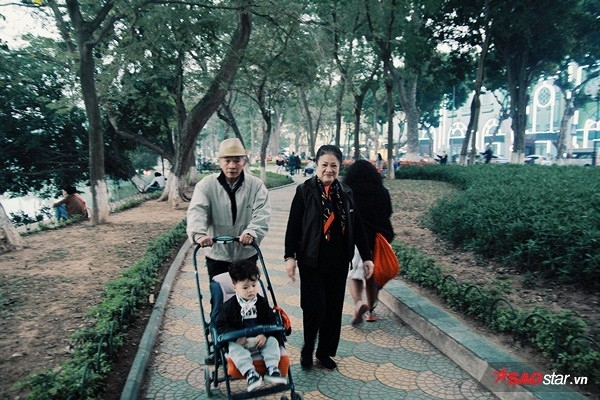 12 Ấm áp những cặp đôi cao tuổi sánh bu