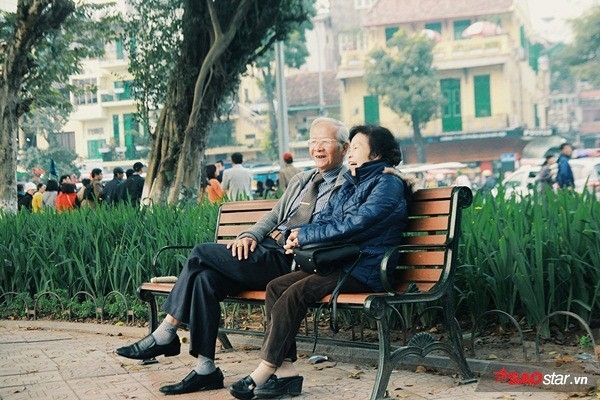 13 Ấm áp những cặp đôi cao tuổi sánh bu