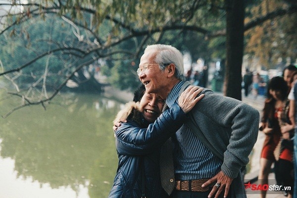 2 Ấm áp những cặp đôi cao tuổi sánh bư