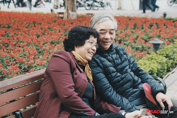 3 Ấm áp những cặp đôi cao tuổi sánh bư