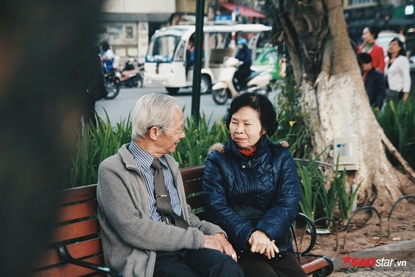 7 Ấm áp những cặp đôi cao tuổi sánh bư