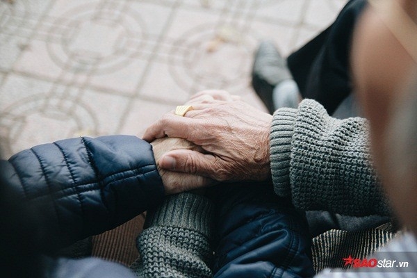 9 Ấm áp những cặp đôi cao tuổi sánh bư