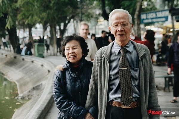 Ấm áp những cặp đôi cao tuổi sánh bươ