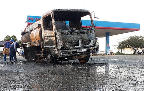 2 Nhiều vụ cháy ô tô xảy ra liên tiếp trên cả nước